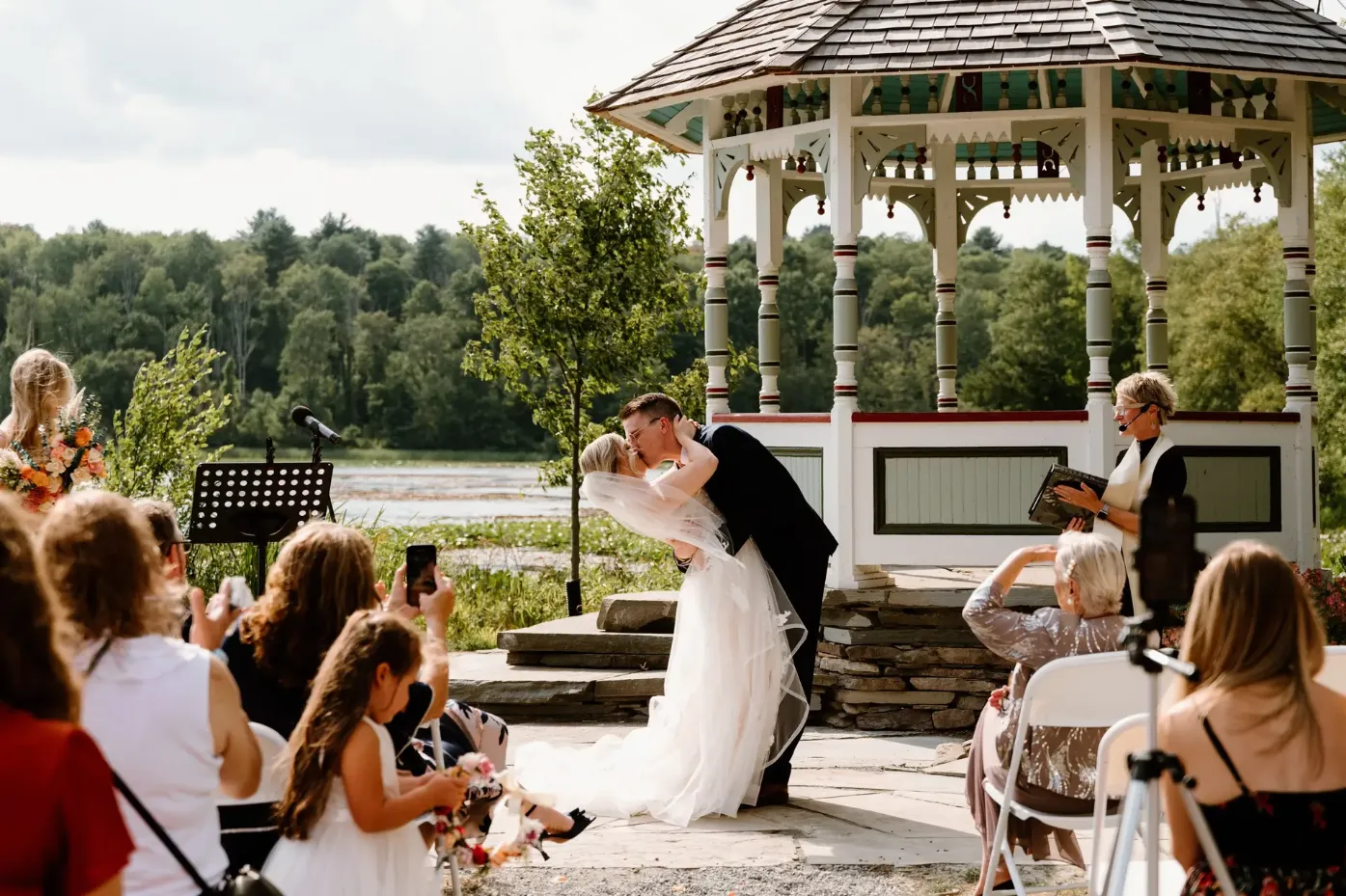 couple kissing outside the gazebo