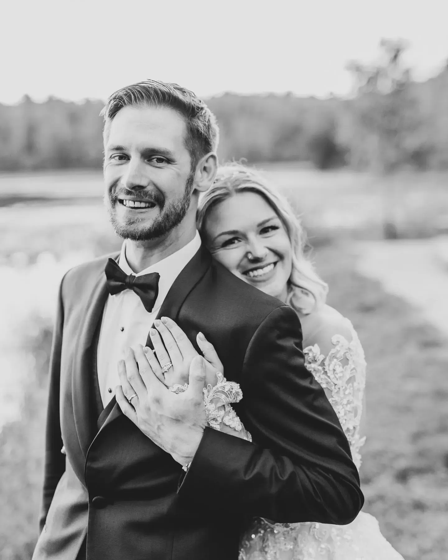 wedding bride and groom black and white photo oppotunity old carter barn